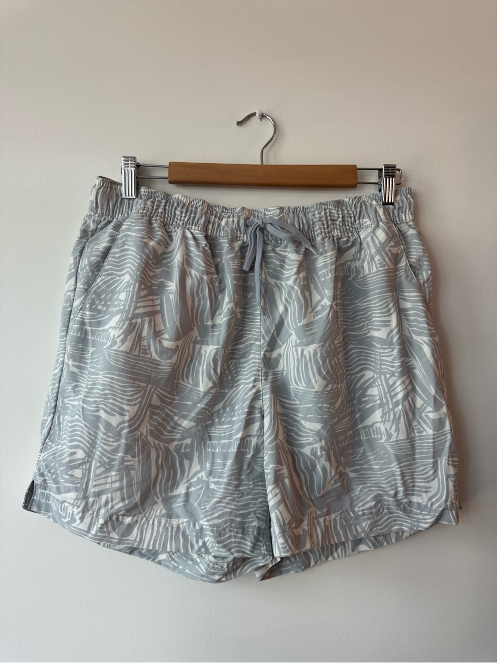 Columbia PFG Sandy River Printed Fishing Shorts Grey White Abstract Women Medium